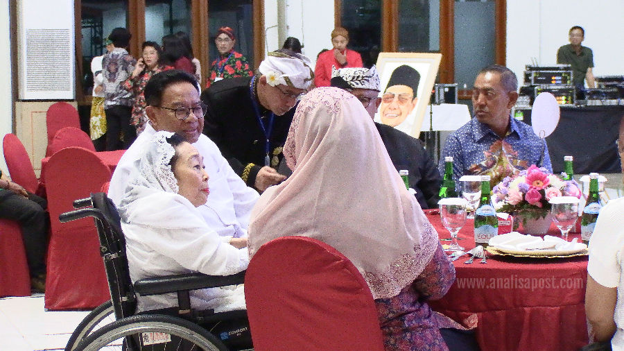 Dalam suasana hangat dan penuh keakraban, Sinta Nuriyah Wahid berbincang dengan tamu lintas agama. Momen ini menjadi refleksi hidup atas warisan Gus Dur yang baru dianugerahi gelar Pahlawan Nasional