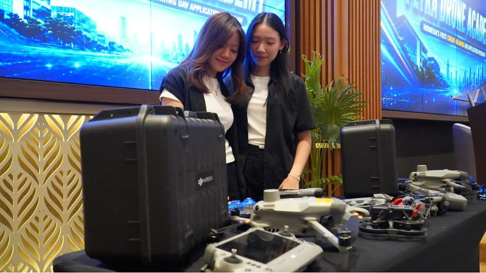 Nelvina (kiri) dan Chrisanta, mahasiswi UK Petra saat melihat berbagai bentuk drone yang akan dipelajari di Petra Drone Academy