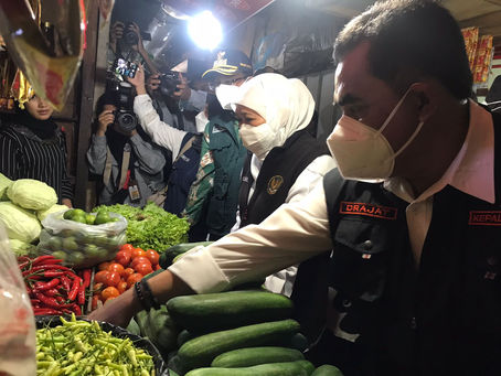 Gubernur Tinjau Harga Bahan Pokok Pasar Larangan Sidoarjo