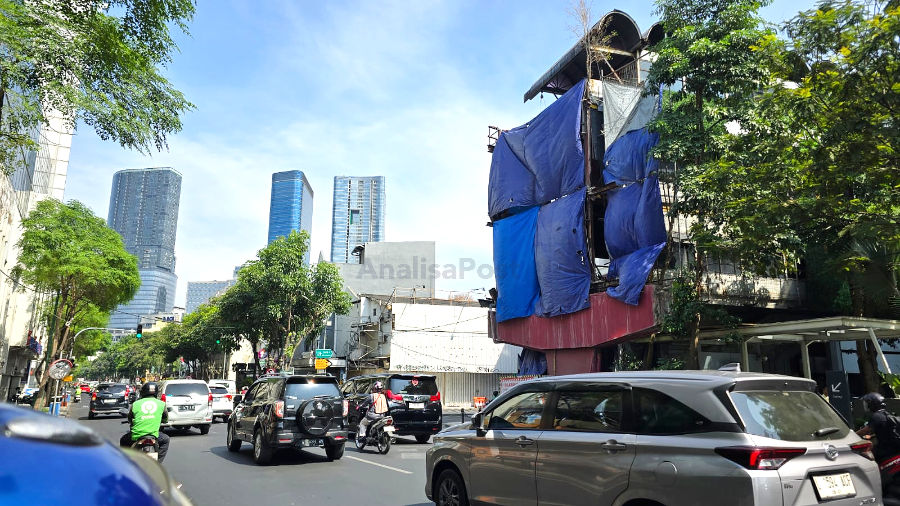 Bekas lokasi Jembatan Tunjungan berada di sisi bekas Bioskop Aurora. Pemkot Surabaya menargetkan JPO pengganti selesai pada Desember 2025