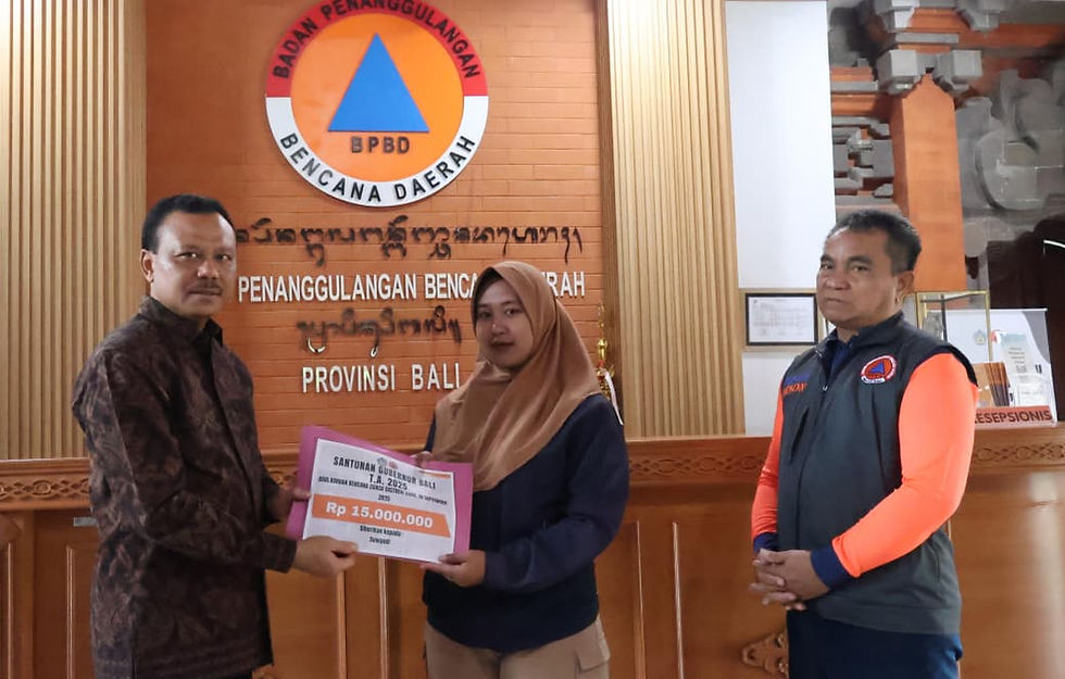 Sekda Dewa Made Indra berikan santunan kepada ahli waris korban banjir (Foto: Ist)