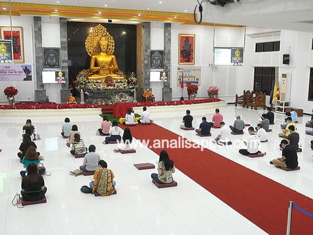 Umat Buddha Adakan Puja Malam Waisaka 2566