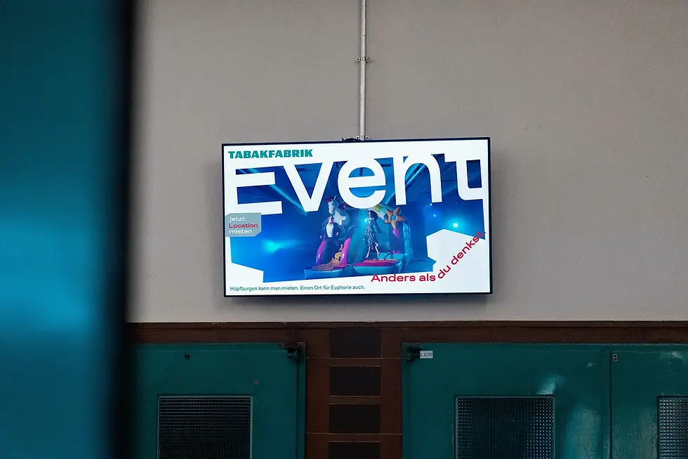 Digitaler Screen mit dem Eventraum-Sujet der TFL-Raumkampagne