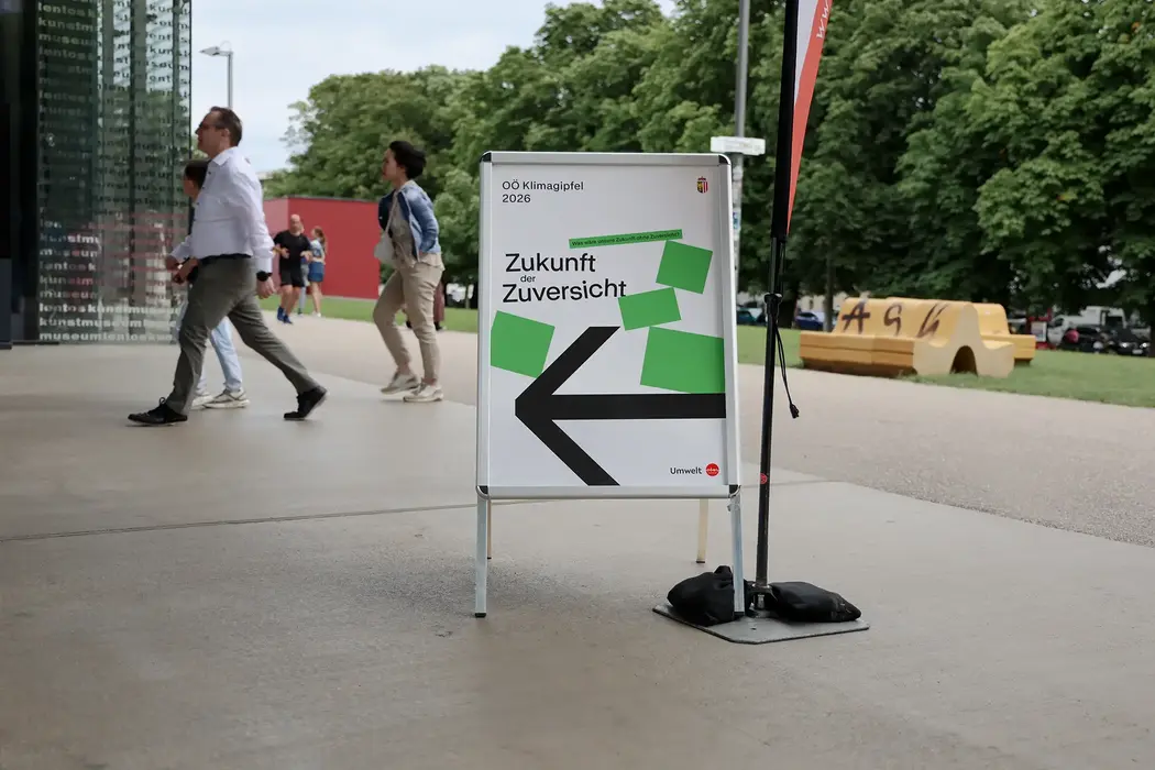 Wegweiser der zum Klimagipfel 2026 leitet