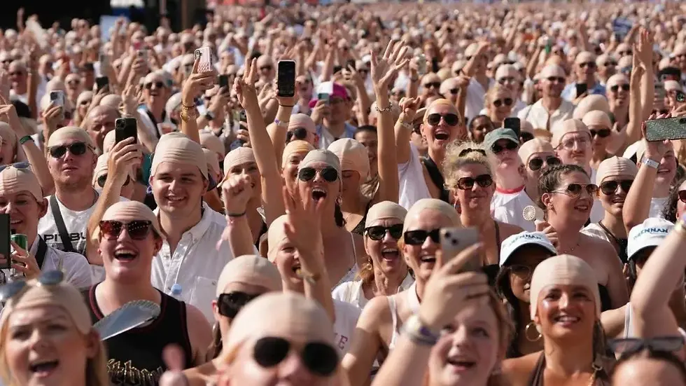 Miles de fans con calvas postizas ayudan a Pitbull a romper un récord mundial