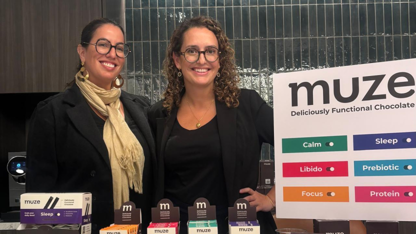 Las fundadoras de Muze, Carolina y Gabriela Pozo mostrando la variedad de sus productos de chocolate en la ciudad de Nueva York.- FotoSelene Cevallos