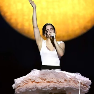 Rosalía sorprende con un número de ballet en su Lux Tour