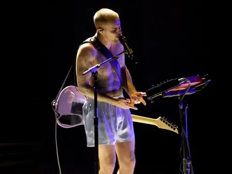 Justin Bieber canta en ropa interior en los Grammy 2026 tras cuatro años de ausencia