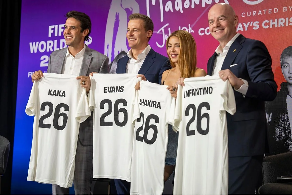 De izquierda a derecha, el exfutbolista brasileño Kaká, el cofundador y director ejecutivo de Global Citizen, Hugh Evans; la cantante colombiana Shakira y el presidente de la FIFA, Gianni Infantino.