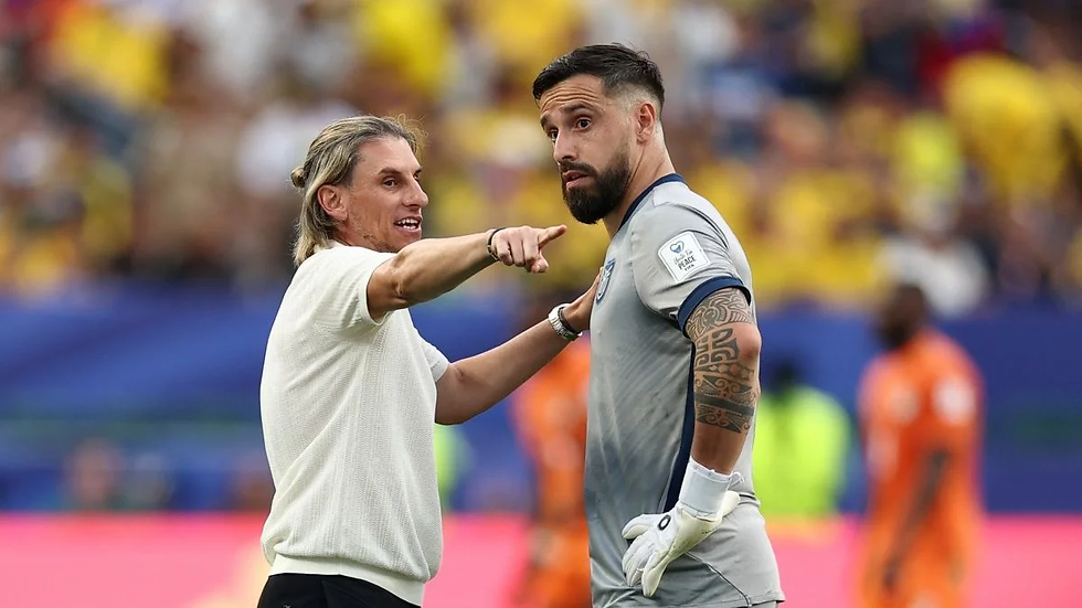Sebastián Beccacece conversa con Hernán Galíndez durante la derrota de Ecuador contra Costa de Marfil en el Mundial 2026. Foto: AFP