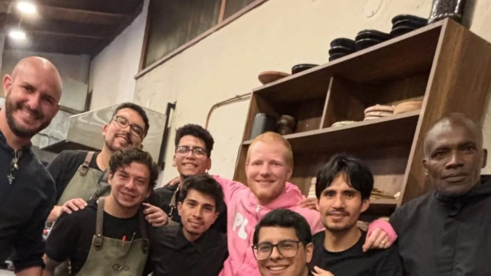 Ed Sheeran con el equipo del restaurante Quitu. Foto: Instagram/Quitu