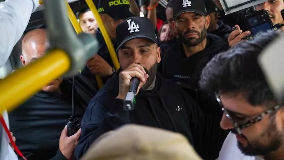 Nicky Jam se subió a TransMilenio en Bogotá. TransMilenio