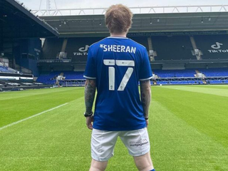 Ed Sheeran jugará en la segunda división de Inglaterra
