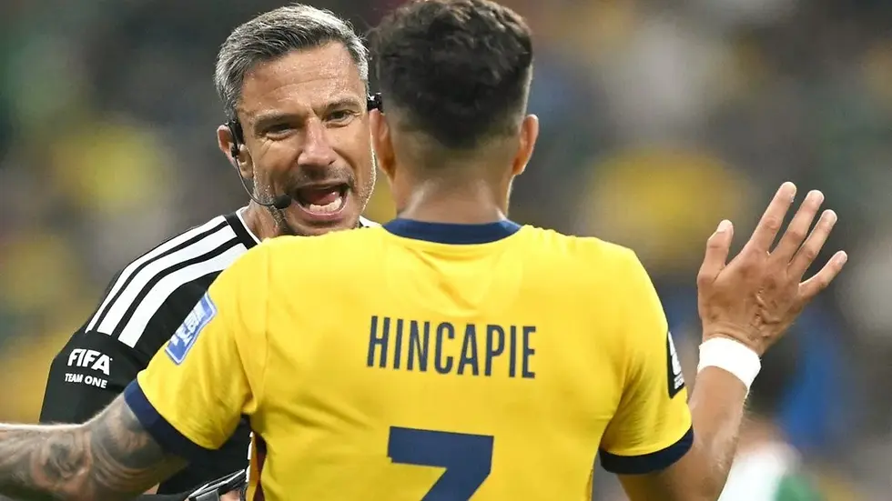 Piero Hincapié, el segundo jugador del Mundial en ser expulsado por taparse la boca al confrontar a un rival