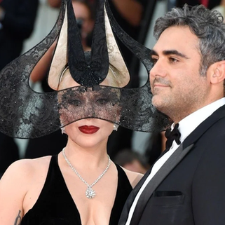 Lady Gaga sorprende a Bruno Mars en directo con un anuncio inesperado sobre su boda con Michael Polansky