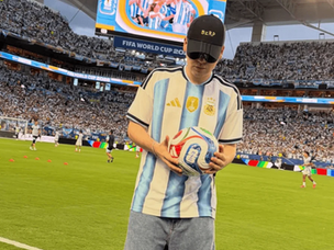Bizarrap cantó cerca de Beckham: "El que no salta es un inglés"