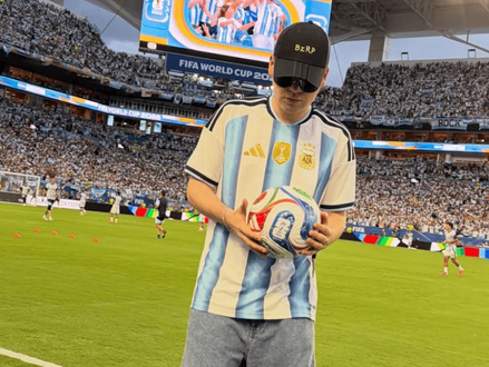Bizarrap cantó cerca de Beckham: "El que no salta es un inglés"
