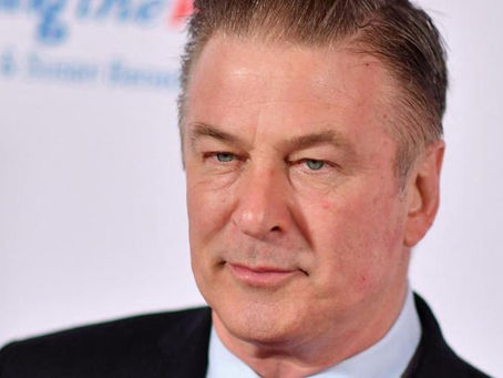 Alec Baldwin revela que pensó en suicidarse tras ser imputado por la muerte de Halyna Hutchins: “No quería levantarme otro día más”