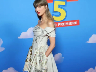 Taylor Swift sorprende en el estreno de Toy Story 5, en California, con una presentación en vivo