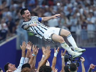 Lionel Messi es lanzado por los aires tras la épica clasificación de Argentina