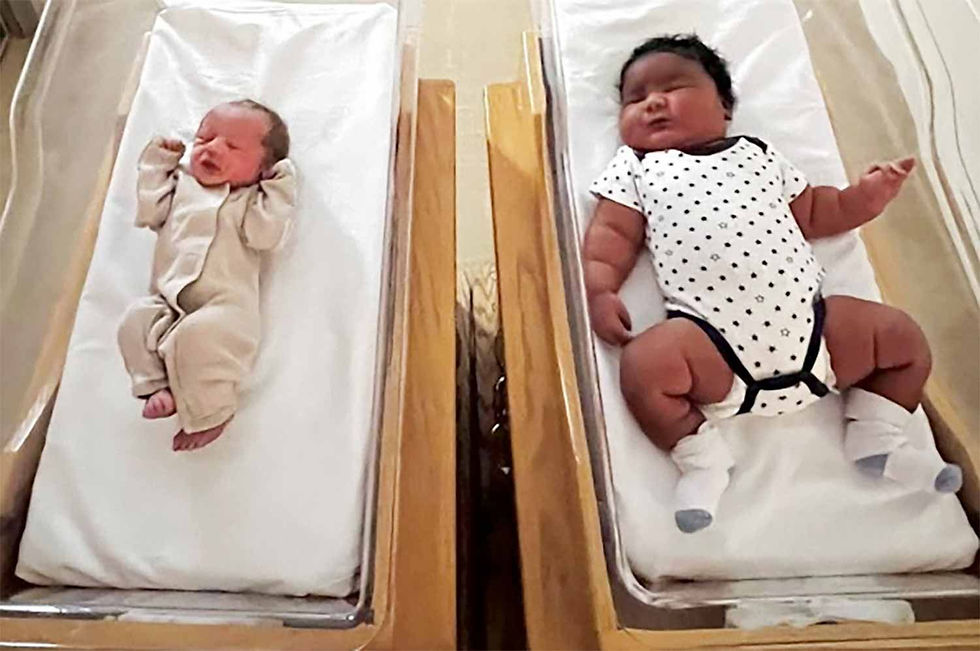 El Cayuga Medical Center de Nueva York fue testigo de dos nacimientos extremos: Un bebé récord de 13 libras y otro de apenas cuatro.