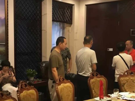 Hombre es demandado por su cita a ciegas tras negarse a pagar 3100 dólares de la cena con 23 familiares