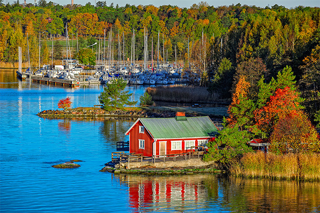L'archipel finlandais, comprenant plus de 40 000 îles, est une destination naturelle spectaculaire. C'est un véritable paradis pour les amoureux de la nature. Les visiteurs peuvent explorer les îles à pied, à vélo ou en kayak, profitant des paysages magnifiques, des plages de sable blanc et des eaux cristallines de la mer Baltique. Les îles offrent également des possibilités d'observation de la faune, avec la présence d'oiseaux marins et de phoques. Parmi les îles les plus populaires de l'archipel, on trouve Åland, qui offre une nature préservée, des églises médiévales et une atmosphère paisible, ainsi que l'archipel de Turku, situé près de la ville de Turku, avec ses charmants villages de pêcheurs et ses phares pittoresques.