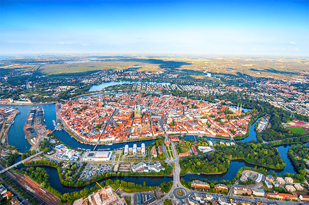 Allemagne
Bien que Lübeck ne soit pas située directement sur la côte baltique, cette ville hanséatique mérite une visite lors d'un voyage sur la côte. Elle est célèbre pour son centre historique, classé au patrimoine mondial de l'UNESCO, et son architecture médiévale bien préservée. Promenez-vous dans les ruelles pavées de la vieille ville et découvrez des trésors tels que la porte de Holstentor, la place du marché avec l'hôtel de ville et la cathédrale de Lübeck. Ne manquez pas de goûter à la spécialité locale, le marzipan, dans l'une des nombreuses pâtisseries de la ville. Lübeck offre également un charmant front de mer avec des promenades le long de la Trave, où vous pourrez profiter de la vue panoramique sur la mer Baltique
