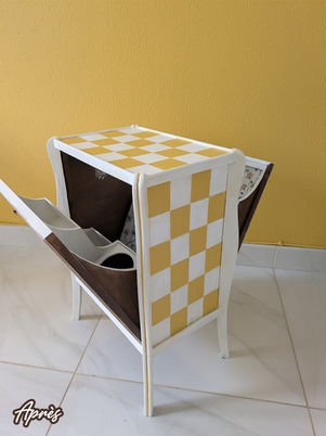 Meuble bar Marie-Anne, poncé, réparé, nettoyé et repeint avec un motif damier jaune et blanc.

Meuble contemporain au design unique qui apporte une touche de pep's à un séjour aux tons chaleureux. 

Article Vendu.

Ce design vous intéresse?   Contactez-nous afin que l'on trouve un meuble à rénover avec ce même style. 