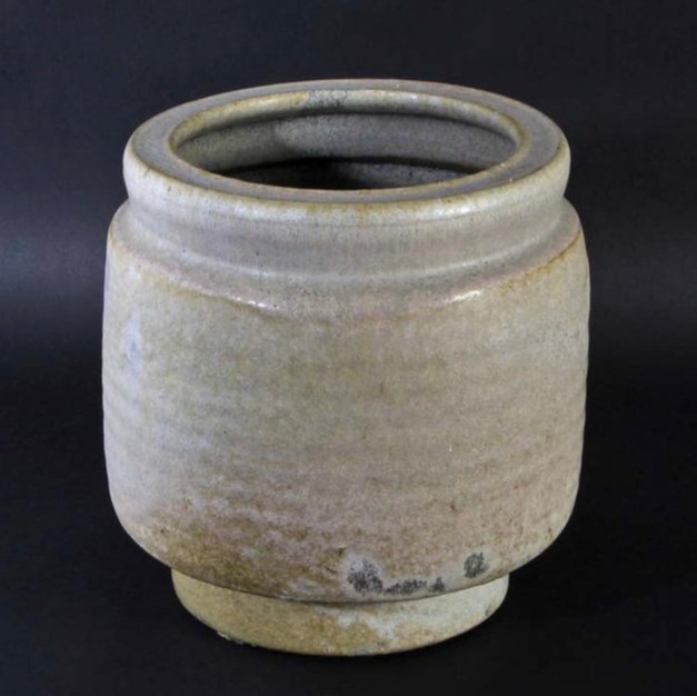 Freeformed huge vase with rills
