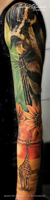 Arm mit Sonnenblumen, Giraffen und Sonnenuntergangs BILDER COLOR TATTOO. Andre Zechmann