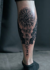 Bein mit Wikinger Tätowierung. Runen und Symbole auf dem Bein. Andre Zechmann