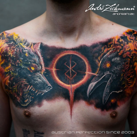 Mann mit Tattoo von Wolf und Rabe. BILDER COLOR TATTOO. Andre Zechmann.