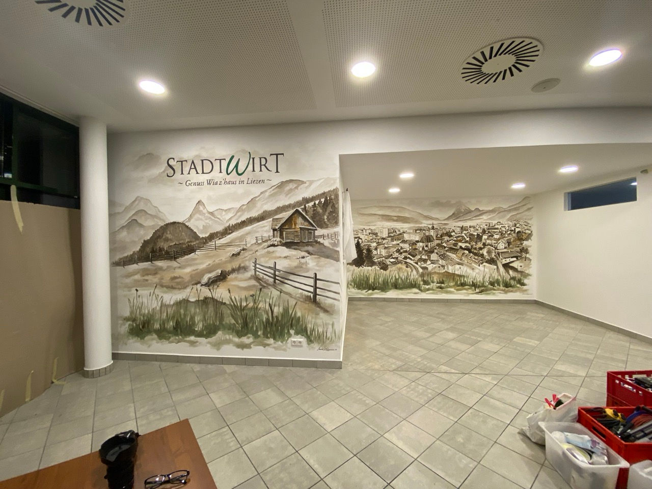 Handgemalte Wandmalerei im Stadtwirt Liezen – Restaurant Interior Art