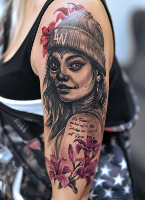 Frau mit Tattoo