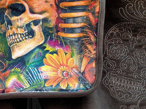 Bunter Totenkopf mit Blumen und Textildesign auf braunem Hintergrund