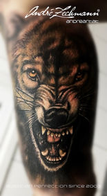 Nahaufnahme des Wolf-Tattoos Andre Zechmann, BILDER COLOR TATTOO, schwarze Schatten, seit 2008