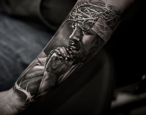 Tattoo von Jesus Christus mit Dornenkrone, betend, Detailaufnahme, Andre Zechmann.