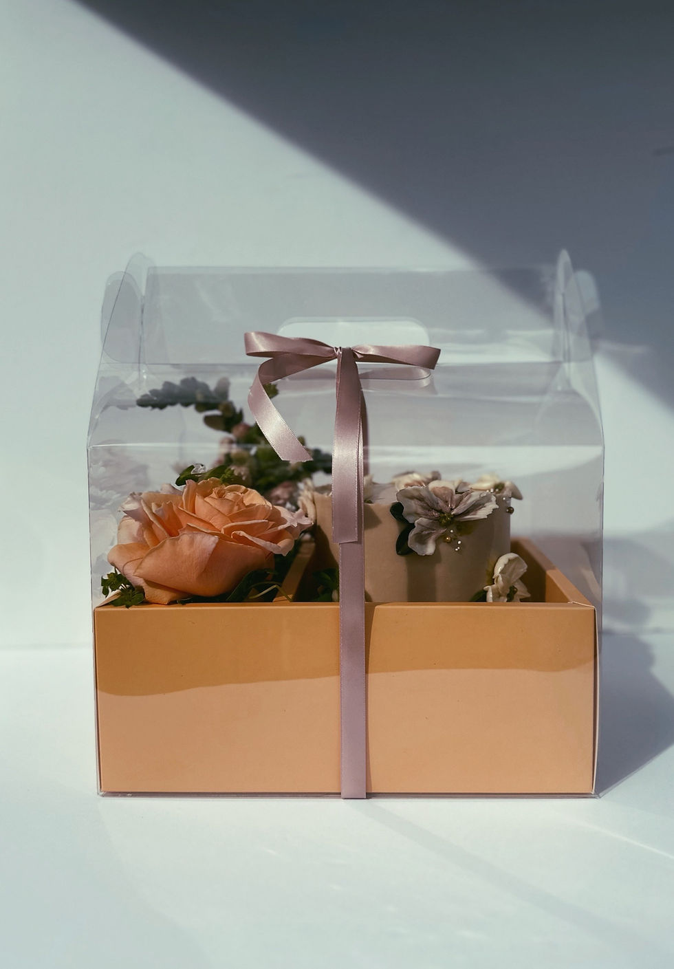 Thumbnail: Mother’s Day Mini Cake & Bouquet Gift Box
