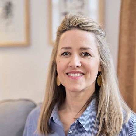 Portrait Dr. med. Doris Zoglmann im Behandlungsraum der Praxis