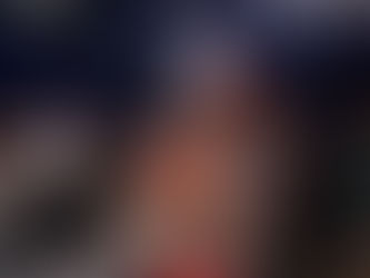 Václav Sivák po vítězství v ringu s pásy a rukavicemi, obklopený fanoušky