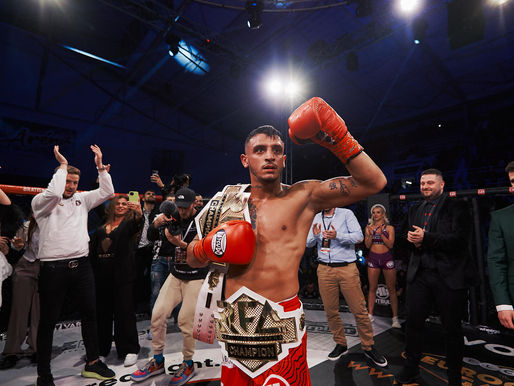 Václav Sivák po vítězství v ringu s pásy a rukavicemi, obklopený fanoušky