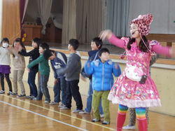 小学校の子供会で歌のお姉さんなっちゃんが出演です