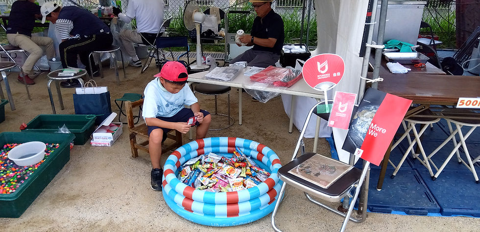 毎年恒例のスーパーボールすくい、お菓子釣り、ヨーヨー釣り、飲み物やメダカの販売を行いました。理事とその仲間、校友会本部からも応援に来てくださったり、理事の子ども、野外活動部の学生も参加!今年も『チーム龍谷』で協力し活動しました!