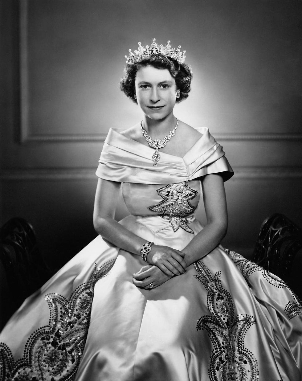 Her Majesty HM Queen Elizabeth II 2nd Young Lady Woman 1926 2002 26 27 1952 1953 Halo Glow 天后 西王母 上聖白玉龜臺九靈太真無極聖母瑤池大聖西王金母無上清靈元君統御群仙大天尊 His Her Royal Highness