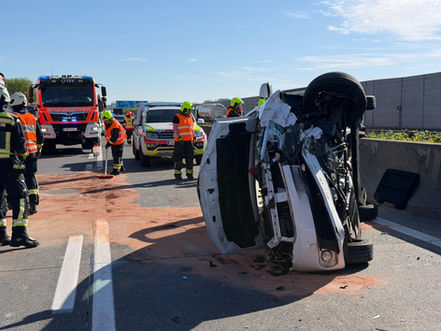 Person aus verunfallten Fahrzeug gerettet auf Autobahn in Ansfelden