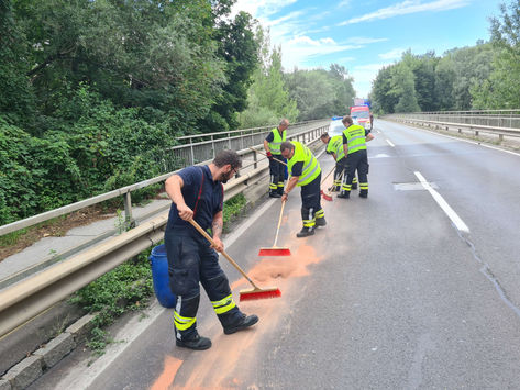 Defektes Fahrzeug verursachte Ölspur