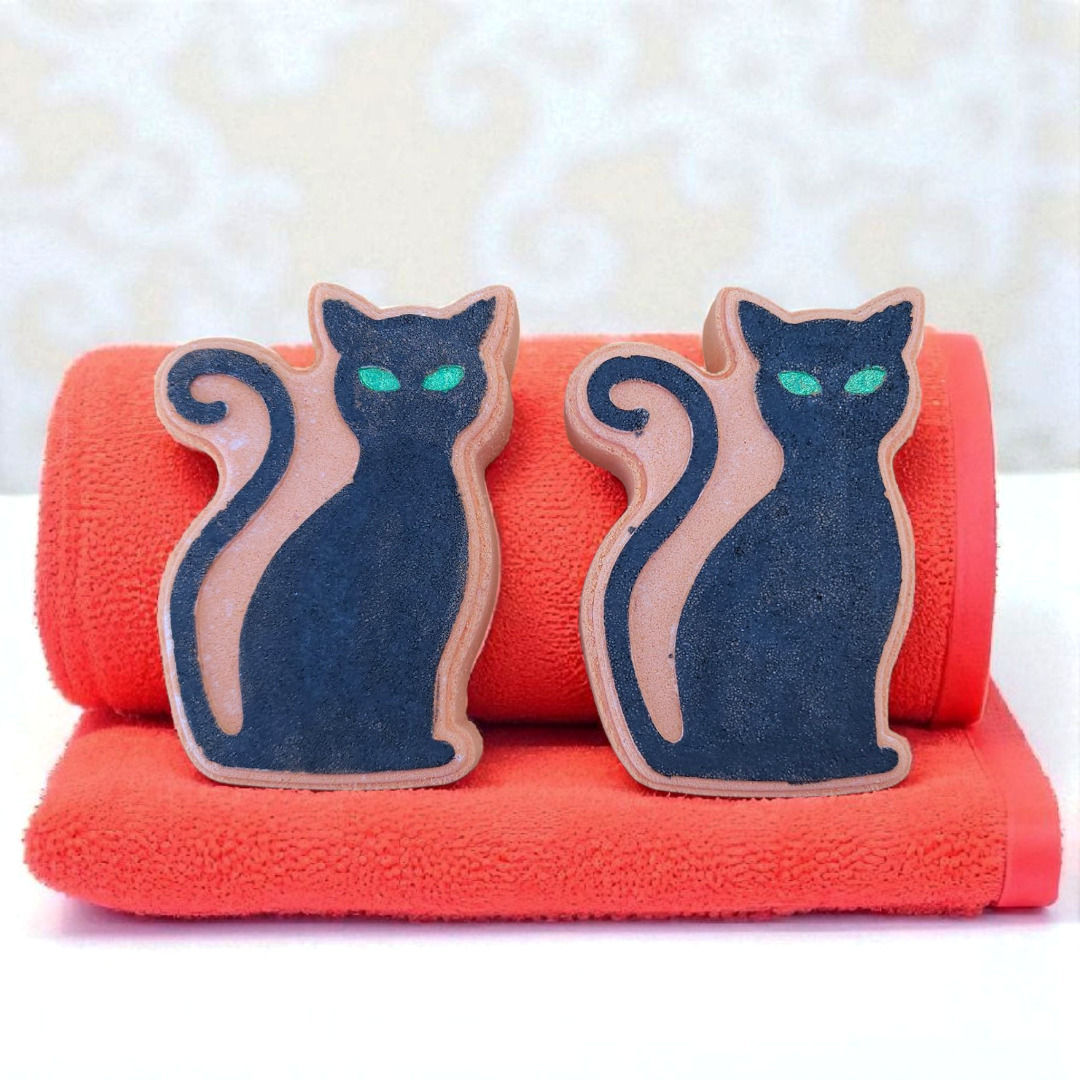 Bite Me! Sitting Cat Foaming Bath Bomb