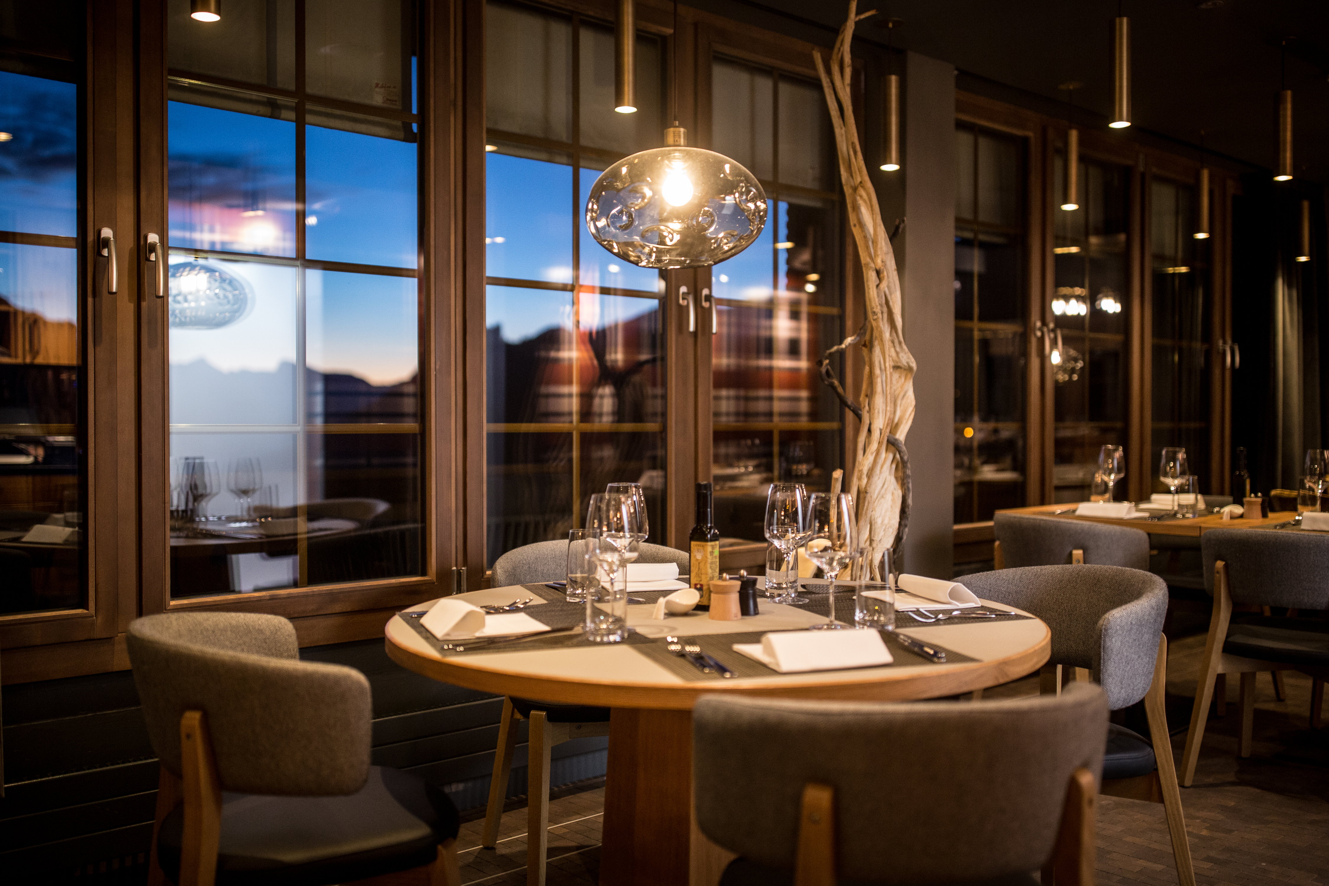 Ресторан ля вю. La vue перевод. La vue перевод. La vue перевод. Krishna rooftop cafe india.