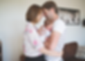 un papa et une maman qui se font un calin avec leur nouveau-né